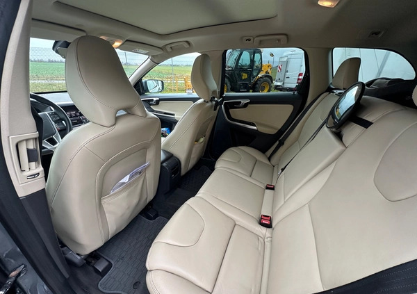 Volvo XC 60 cena 92000 przebieg: 125000, rok produkcji 2017 z Gdańsk małe 79